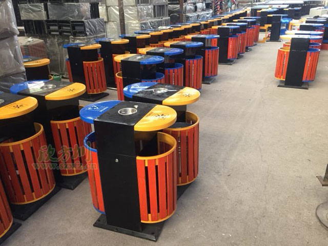 戶(hù)外橢圓鋼木分類(lèi)垃圾桶工廠(chǎng)批量生產(chǎn)圖